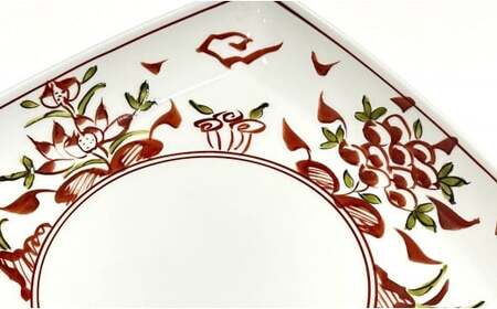 有田焼 赤絵万暦 角皿 M 17cm 24to3【西富陶磁器オリジナル】食器 器 うつわ 和食器 皿 中皿 取皿 角皿 盛皿 プレート お祝い ハレの日 手描き 赤 A24-193