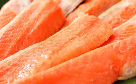 天然 紅鮭 ハラス 約500g (250g×2）真空 パック 個包装 はらす 切り身 甘塩 鮭 紅鮭 しゃけ シャケ 切身 お取り寄 魚 魚介類 食品 食べ物 小分け 冷凍 保存 お取り寄せ 北海道 小樽市