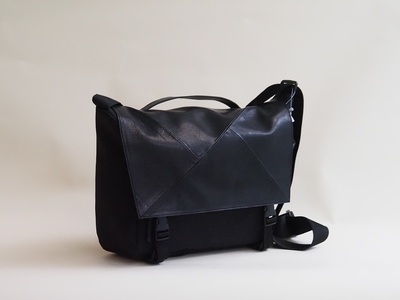 MESSENGER（鹿革メッセンジャーバッグ）BK× BK（ブラック×ブラック） バッグ 鹿革 レザー ジェンダーレス 男女兼用 アップサイクル ショルダーバッグ サイドポケット付 かばん [h003]