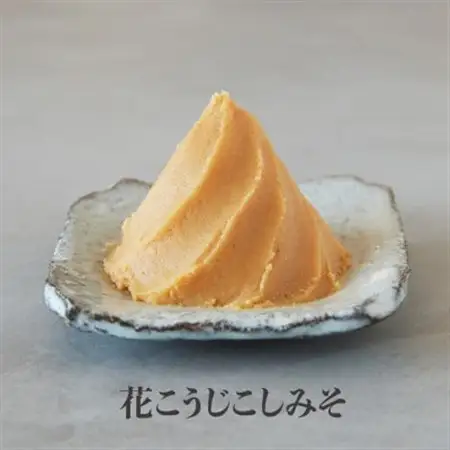 百年前から、発酵中　伝統の木桶仕込み味噌(赤・白)6個入セット_木桶仕込み味噌 発酵食品 赤味噌 白味噌_【1293112】