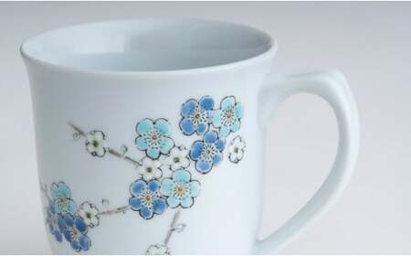 肥前赤絵窯元 鷹巣 梅文様 マグカップ（青）食器 うつわ 器 コーヒーカップ マグカップ 陶磁器 有田焼 A24-125