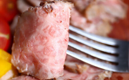 壱岐牛 ローストビーフ（メス）300g ≪壱岐市≫【こやま牧場】 冷凍配送 贅沢 肉 牝牛 雌牛 ギフト用 高級 [JGG001]