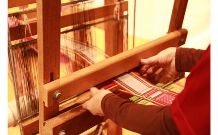 伝統工芸＜読谷山花織＞テーブルセンター（特大） 〇 花柄 ロマン 沖縄 織物 温かさ 上品 花紋様 １点物 技術 可憐 幾何学模様 琉球藍 福木 銭花 扇花 風車花 子孫繁栄 琉球王朝時代 王族