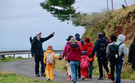 【隠岐世界ユネスコジオパーク】ガイド付き知夫里島ハイキングツアー ｜体験1回｜2名様分 観光 旅行 絶景 自然 赤壁 赤ハゲ山 海 知夫里島 離島 牛 たぬき 崖
