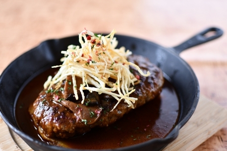 【 近江牛 煮込みハンバーグ 200g 2個 】ハンバーグ 国産 ブランド牛 三大和牛 和牛 黒毛和牛 冷凍食品 お弁当 おかず お惣菜 産地直送 滋賀県 竜王 冷凍