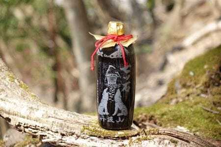 ふるさと納税限定・本格じゃがいも焼酎 七ツ石 ※玉川麻衣・画　特別陶器酒瓶仕様いも焼酎＆白と黒のぐい呑みセット【tab0228】