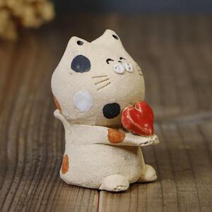 信楽焼 手作りハート持ち三毛猫 置物