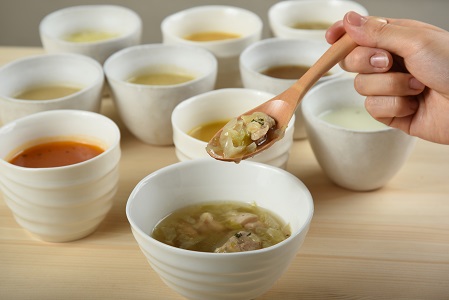 KUREHAの【人に優しい佐賀野菜のスープ】10袋 佐賀県 佐賀市 冷凍スープ 野菜スープ 添加物不使用スープ トマト かぼちゃ さつまいも キャベツとベーコン キャベツと有田鶏 スナップエンドウ ブロッコリー じゃがいも 人参 玉ねぎ ：B255-002