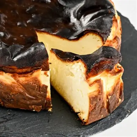 濃厚バスクチーズケーキ　15cm  北海道産クリームチーズと生クリームを贅沢に使用_菓子・スイーツ ケーキ  _【配送不可地域：離島】【1538669】