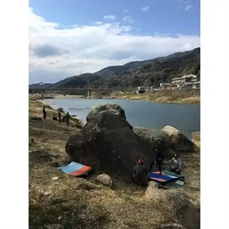 【笠置町】青空の下でアウトドアボルダリング体験【1201944】