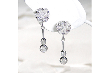ピアス K18WG ホワイトゴールド ダイヤモンド 【0.9ct】フラワー 花 揺れるピアス 振り子 スタッドピアス 【f232-k18wg】 [株式会社オーダーメイドジュエリーメイ 山梨県 韮崎市 20743767] ピアス アクセサリー アクセ ジュエリー