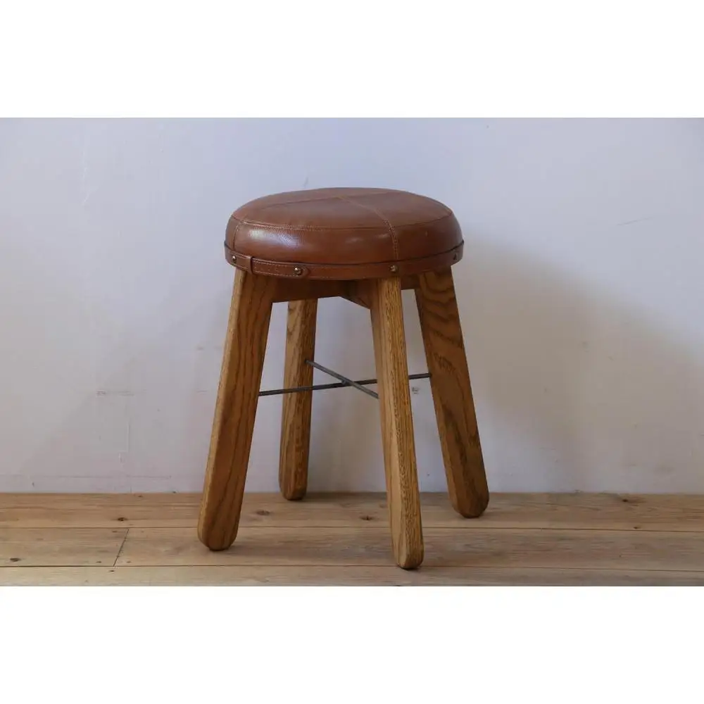 本革で仕立てたアンティークな風合いのスツール