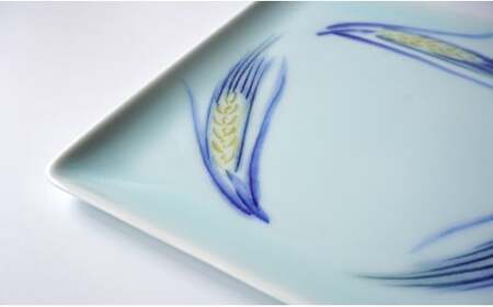 有田焼 麦おどる角皿 【晩香窯 庄健】食器 うつわ 器 シンプル 上品 絵付け 取り皿 ケーキ 手彫り 手作り A18-197