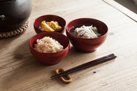 [めぐるの三つ組椀・日月 (赤)] ダイアログ・イン・ザ・ダーク × 会津漆器 視覚障害者の特別な感性を活かして作られた器 漆の植林に寄付｜伝統工芸 手仕事 木製漆器 国産漆 日本製 応量器 ギフト 贈り物 グッドデザイン賞 エル・グルメ水川発酵食道で紹介 [1183]