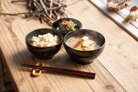 [めぐるの三つ組椀・日月 (黒溜)] ダイアログ・イン・ザ・ダーク × 会津漆器 視覚障害者の特別な感性を活かして作られた器 漆の植林に寄付｜伝統工芸 手仕事 木製漆器 国産漆 日本製 応量器 ギフト 贈り物 グッドデザイン賞 エル・グルメ水川発酵食道で紹介 [1184]