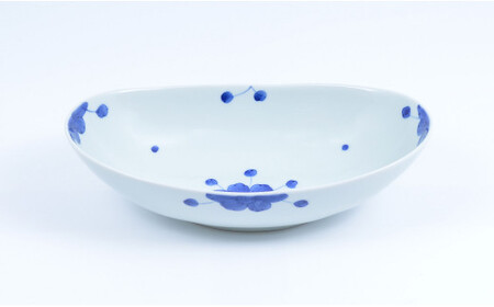 有田焼 見込牡丹 楕円ボール 大【まるぶん】食器 器 うつわ 磁器 陶磁器 楕円 皿 ボウル カレー皿 パスタ皿 おしゃれ かわいい 白 青 手描き 食洗機対応 電子レンジ対応 A18-257