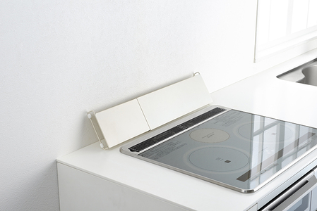 伸縮式コンロ奥カバー＆ラック ホワイト《幅42〜77.5×奥行14×高さ3.5（cm）》