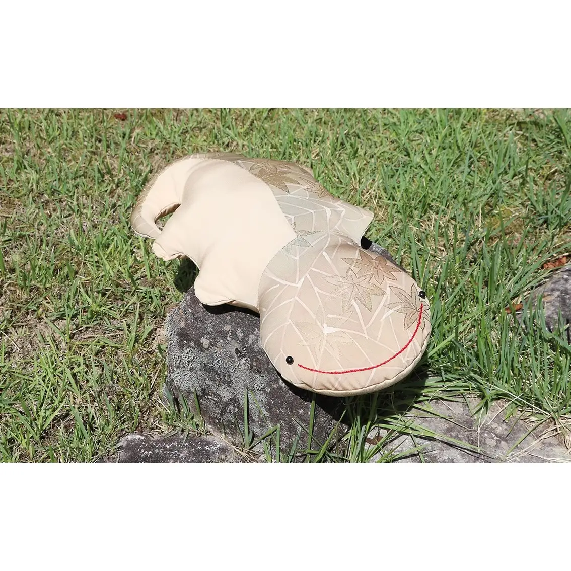 オオサンショウウオ 抱き枕（中） 寝具枕まくら抱きまくら サンショウウオ かわいい 着物 はぎれ 手作り 兵庫県 朝来市 AS30B26