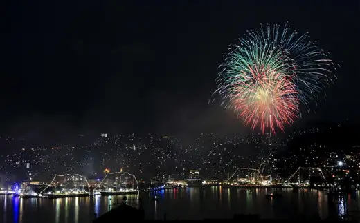 【額装写真】【長崎帆船まつり 帆船と夜空の花火】画寸B3サイズ [M10-8894] ／ 長崎帆船まつり 歴史 文化 お祭り 思い出 写真 インテリア 長崎県 長崎市