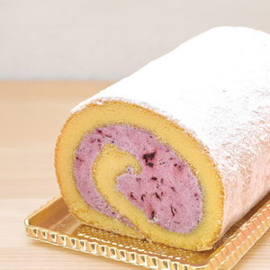 「米粉ロールケーキ ブルーベリー」国産金芽米の米粉使用、身体にやさしいグルテンフリー もちもち、しっとりとした食感にこだわりました。爽やかな甘酸っぱさのブルーベリー味　 地元に愛され続ける大正３年創業の老舗まつりや【長野県信濃町ふるさと納税】