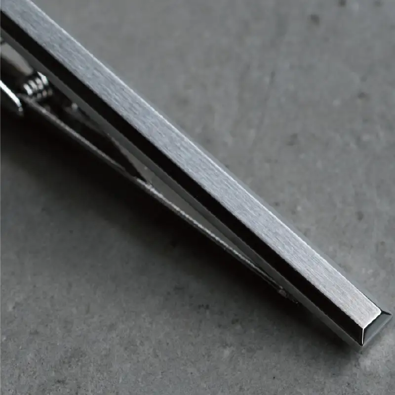 ４面カットネクタイピン シルバーカラー