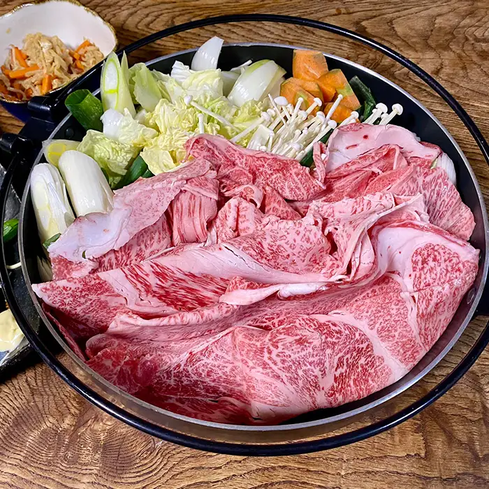 【高梨牧場】すき焼き・しゃぶしゃぶに！A５ランク『かずさ和牛（黒毛和牛）』薄切り肩ロース 300g　[0016-0019]
