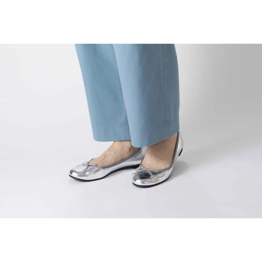 美脚に導く骨盤ケアシューズyui　エナメルライトシルバー【サイズ26.0cm】