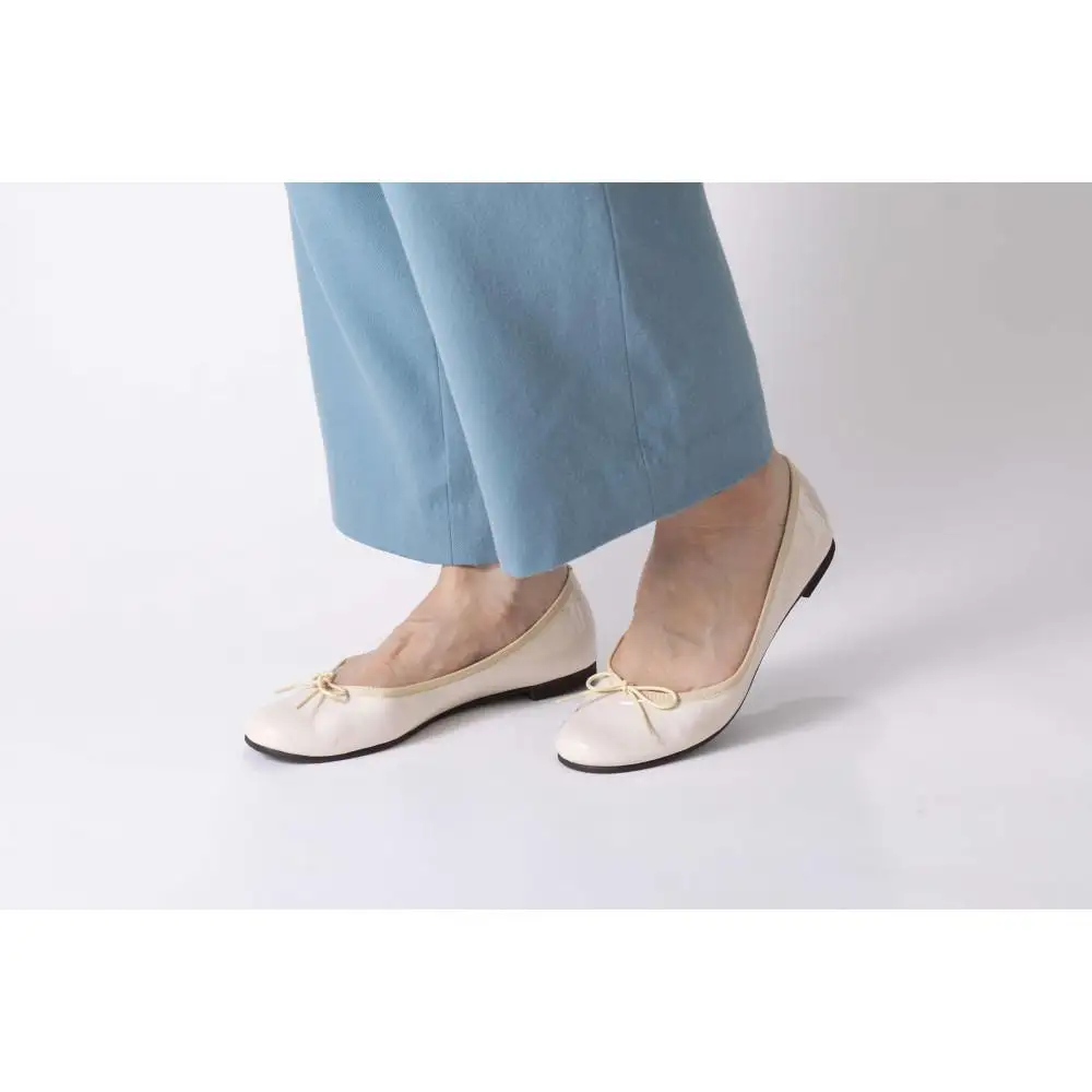 美脚に導く骨盤ケアシューズyui エナメル アイボリー【サイズ24.0cm】