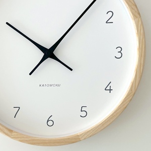 KATOMOKU muku round wall clock 7≪km-60NARC≫ホワイトアッシュの無垢材の木枠電波時計(ナチュラル)【B-25】