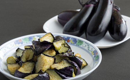 揚げナス 1.2kg【乱切り】海洋深層水仕込みのナス使用 カット済 揚げなす あげなす 野菜 やさい ナス なす 茄子 生産量日本一 高知 室戸 惣菜 便利 用途 豊富 カット野菜 調理 ハウス栽培 小分け 