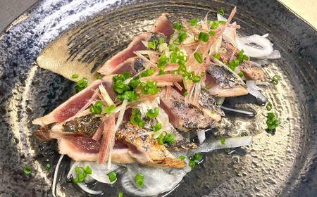 26-16．四万十市場のカツオ塩たたき自家製塩ポン酢(塩振り、スライス済み、血合い抜き)・カツオ生節醤油漬けセット
