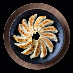 宇都宮餃子 はちまん餃子 餃子BOXセット 28個（14個入り×2パック/1個22g） ｜ にんにく 鶏しそ餃子 宇都宮餃子 国産野菜 グルメ 宇都宮市 ぎょうざ ギョーザ 野菜 冷凍食品 冷凍餃子 焼き餃子 水餃子