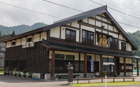 根知男山 純米大吟醸『社長の秘蔵酒 ヴィンテージコレクション』720ml×2本 化粧箱入り ゴールドラベル（特等米）シルバーラベル（1等米） 飲み比べセット 渡辺酒造 自社栽培米使用【日本酒 地酒 新潟 糸魚川 ギフト 4合瓶 蔵元直送】