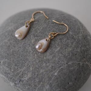 琵琶パールと池蝶貝のピアス（THE SHELL with BIWAPearl)