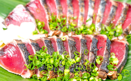 【高知大丸おすすめ品】土佐久礼かつおの藁焼きタタキ（旬凍）約400g(1-2節)3-4人前【株式会社高知大丸】[ATEZ006]