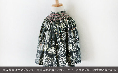 リバティ＜ベッツィーベリーネオンブルー＞スモッキング刺繍のビショップブラウス キッズサイズ 100 / キッズ ブラウス 刺繍 綿100％ リバティ / 諫早市 / まち工房 Filage[AHER001]