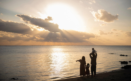 サンゴの海で家族撮影 in Kumejima 写真