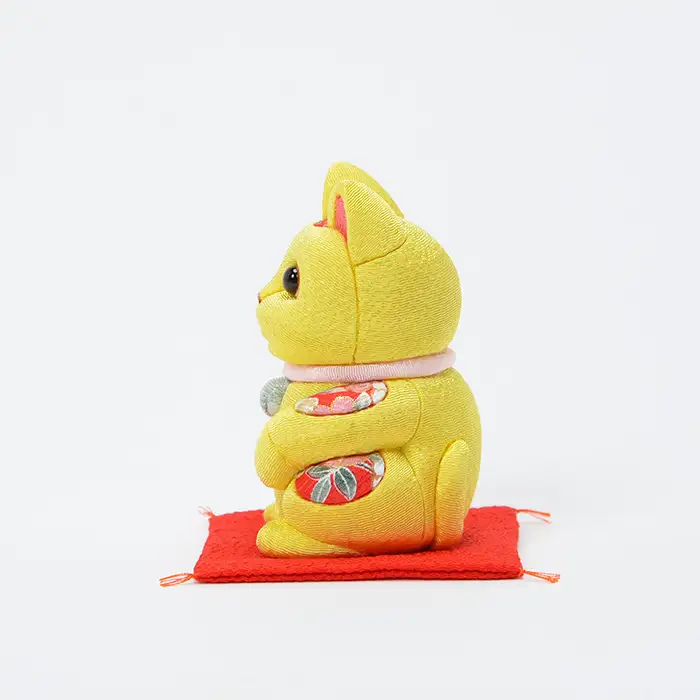 木目込人形（招き猫・風水（中）黄） | まねきねこ 猫 飾り物 人形 置物 ちりめん 伝統工芸 縁起 開運招福 千客万来 商売繁盛 金運 インテリア プレゼント 雑貨 可愛い 柿沼東光 クールジャパン The Wonder 500 埼玉県 越谷市