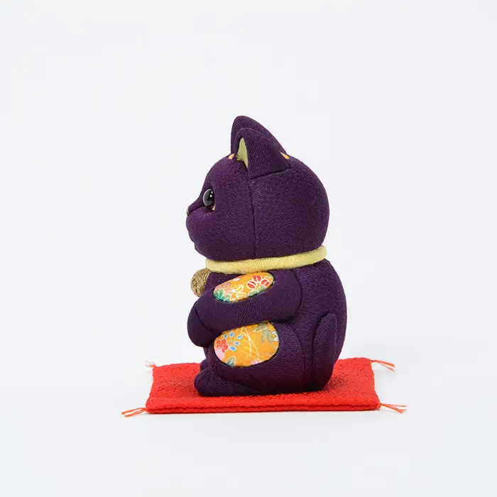 木目込人形（招き猫・風水（中）紫） | まねきねこ 猫 飾り物 人形 置物 ちりめん 伝統工芸 縁起 開運招福 千客万来 商売繁盛 金運 インテリア プレゼント 雑貨 可愛い 柿沼東光 クールジャパン The Wonder 500 埼玉県 越谷市