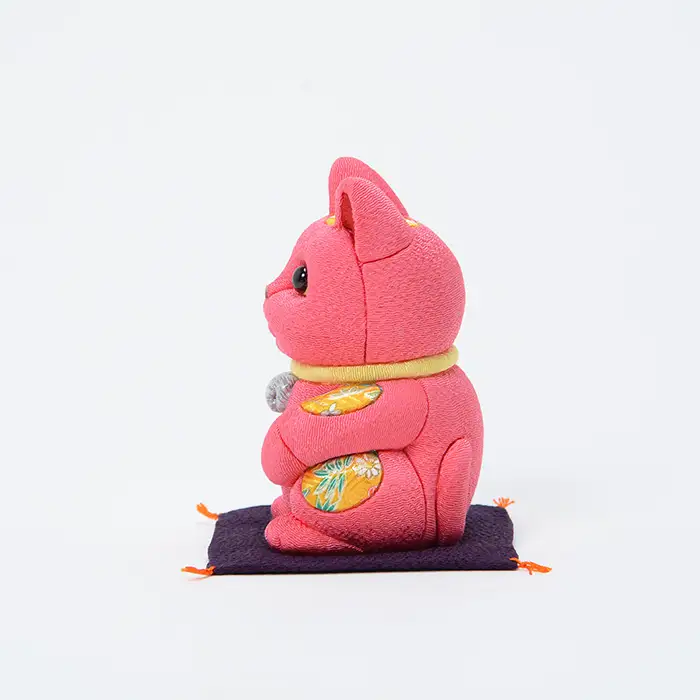 木目込人形（招き猫・風水（中）桃） | まねきねこ 猫 飾り物 人形 置物 ちりめん 伝統工芸 縁起 開運招福 千客万来 商売繁盛 金運 インテリア プレゼント 雑貨 可愛い 柿沼東光 クールジャパン The Wonder 500 埼玉県 越谷市