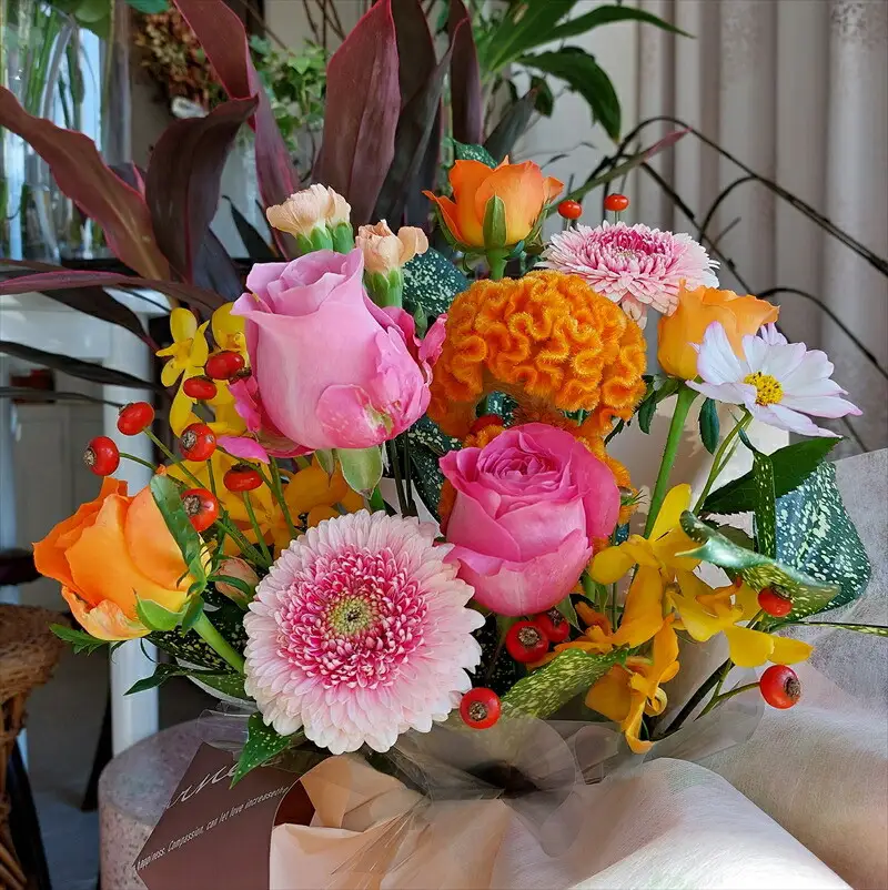 季節の生花アレンジ　Sサイズ 【 フラワー アレンジメント お花 ギフト プレゼント 贈り物 誕生日 お祝い 神奈川県 小田原市 フラワー アレンジメント】