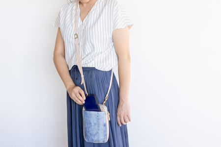 本革ジビエレザーのポシェット mi0106-0004 ｷｮﾝ革 ｲﾉｼｼ革 ﾎﾟｼｪｯﾄ ｻｺｯｼｭ 鞄 ﾊﾞｯｸﾞ ﾌｧｽﾅｰ付きﾎﾟｹｯﾄ