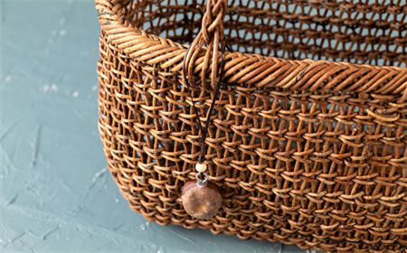 若畑創作館「あけび蔓 透かし編み籠バッグ」（中）