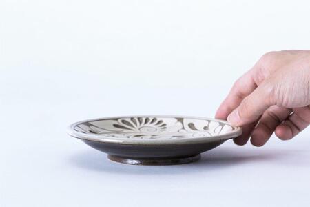 皿 ＜受注生産品＞黒釉唐草線彫 ( 5寸皿 × 1枚 )｜沖縄　やちむん　育陶園　人気　伝統