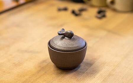 日常屋 の クジラ の 塩壷 と 塩さじ と 豆皿 （いごてつの 天日塩 1袋付き）［1497］