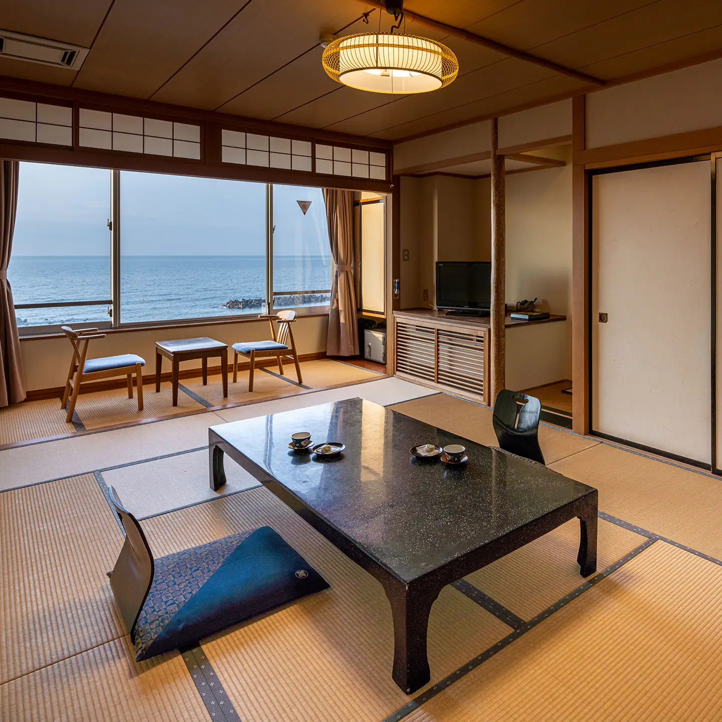 湯野浜温泉　海辺のお宿一久　ペア宿泊券（1泊2食付）【詣でる つかる 頂きます】（山形県鶴岡市）全室オーシャンビュー 館内バリアフリー | 源泉かけ流し 記念日 お祝い 夫婦 家族 海の幸 海鮮 日本海 山形 庄内 東北 周辺観光 旅行