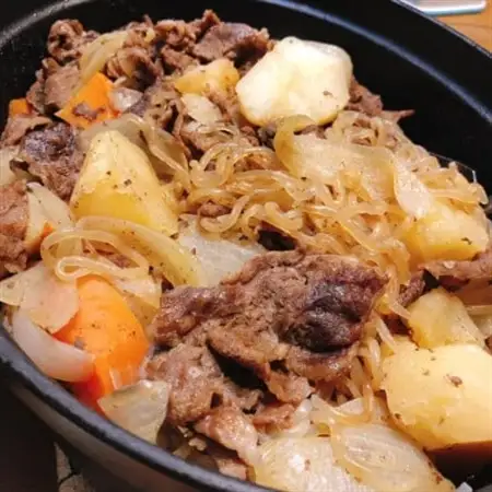 【A5等級の博多和牛を使用】ワンランク上のすき焼き切り落とし500g【配送不可地域：離島】【1267155】