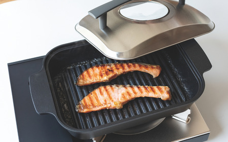 [Leye] スチームクッカー IH対応 調理 初心者 自炊 おうち 新居 おしゃれ かわいい 新生活 お洒落 魚焼き器 蒸し焼き 蒸し料理 魚料理 肉料理 時短 ヘルシー 油 脂 波型プレート 燕三条製 【027S036】