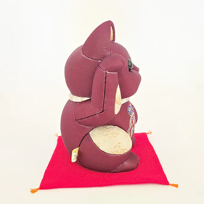 木目込人形（招き猫・特大 アルファーズ） | まねきねこ 猫 飾り物 人形 置物 ちりめん 伝統工芸 縁起 開運招福 千客万来 商売繁盛 金運 インテリア プレゼント 雑貨 可愛い 柿沼東光 クールジャパン The Wonder 500 埼玉県 越谷市