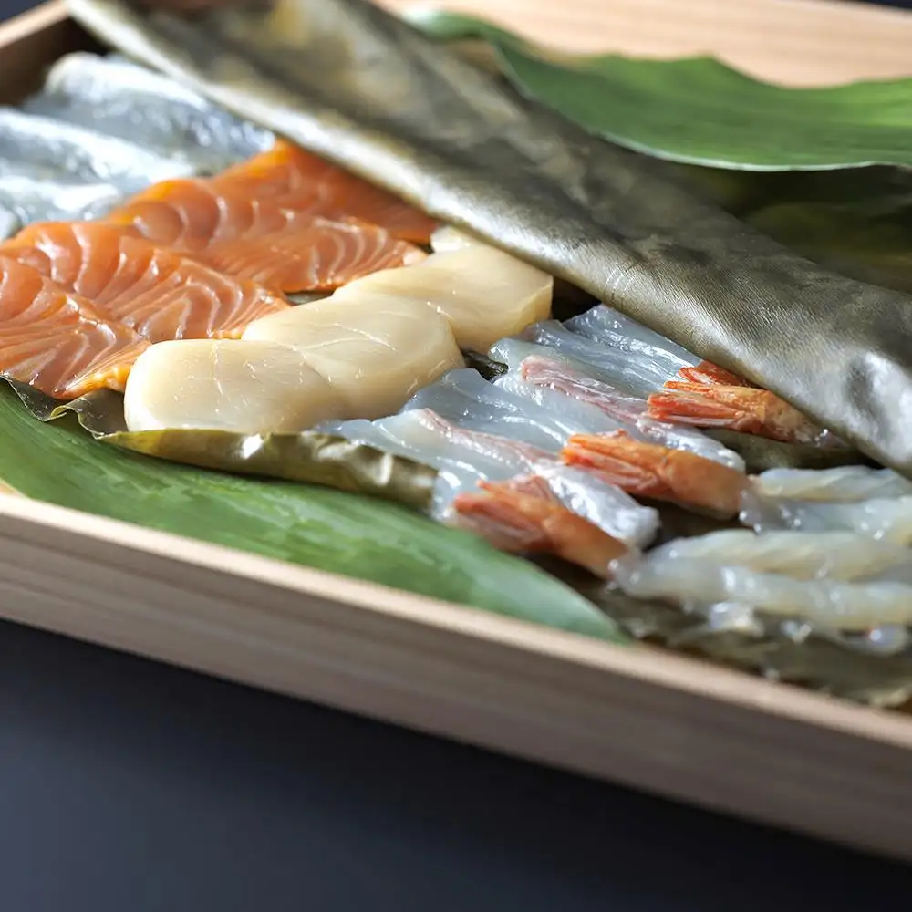【下鴨茶寮】北海道産真昆布で〆た5種のお刺身「漁味」2人前 | 鯛 サーモン 平目 海老 帆立 の昆布〆を特製黄味づけとお野菜を付け合わせにしてお料理仕立てでお届けします。
